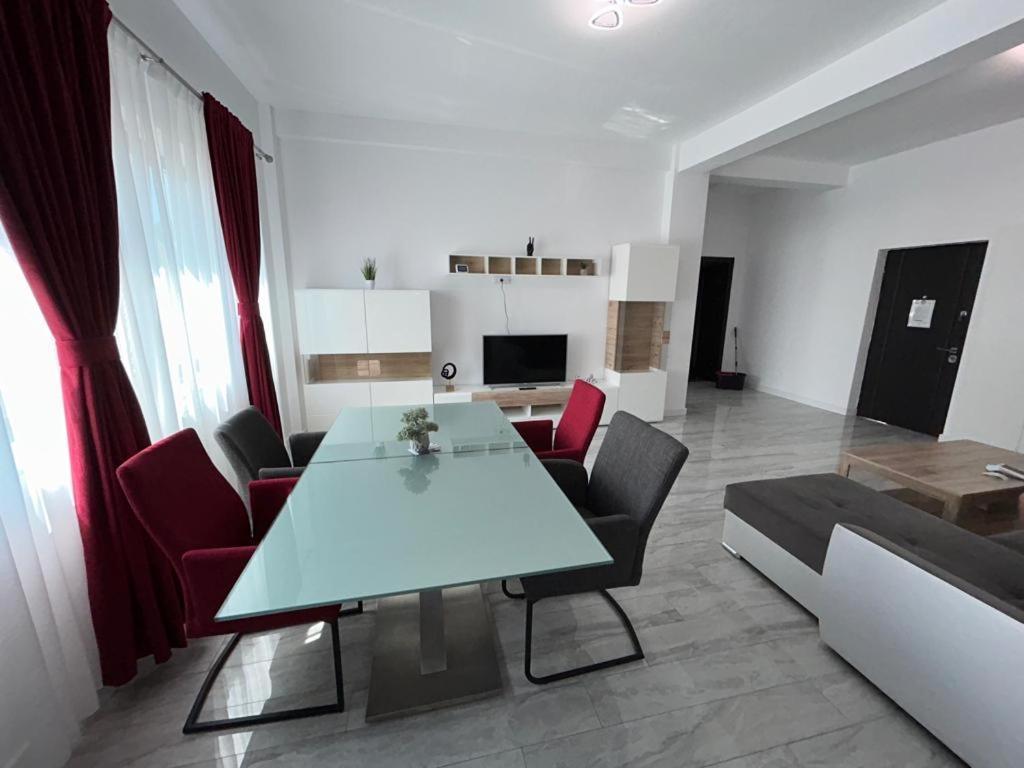Marvellous Aparthotel With Master Apartments Suceava Exterior foto